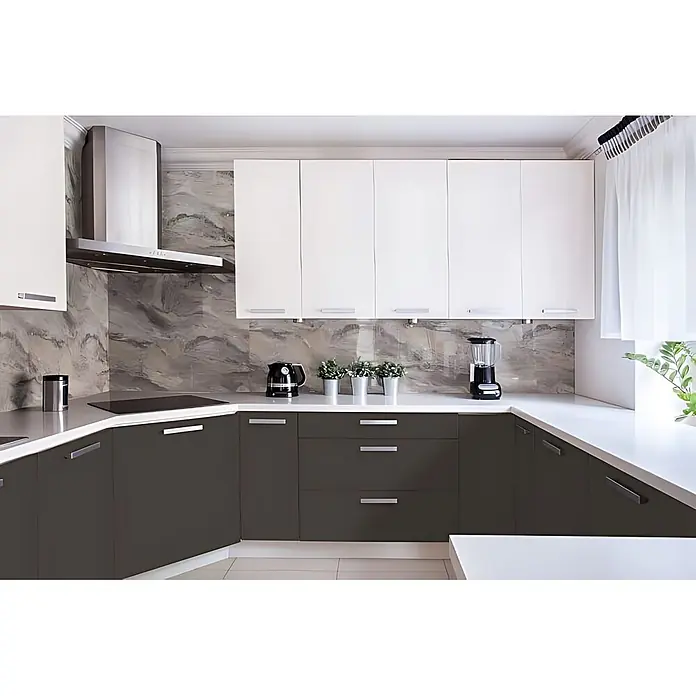 Wallface Wandpaneel 19340 MARBLE ALPINE Wandverkleidung in Marmor Optik glänzend grau 2,6m2 - braun, 2.600 x 1.000 mm - Moderne Küche mit weißen Oberschränken, dunkelgrauen Unterschränken und weißen Arbeitsplatten, mit marmorartigem Spritzschutz.