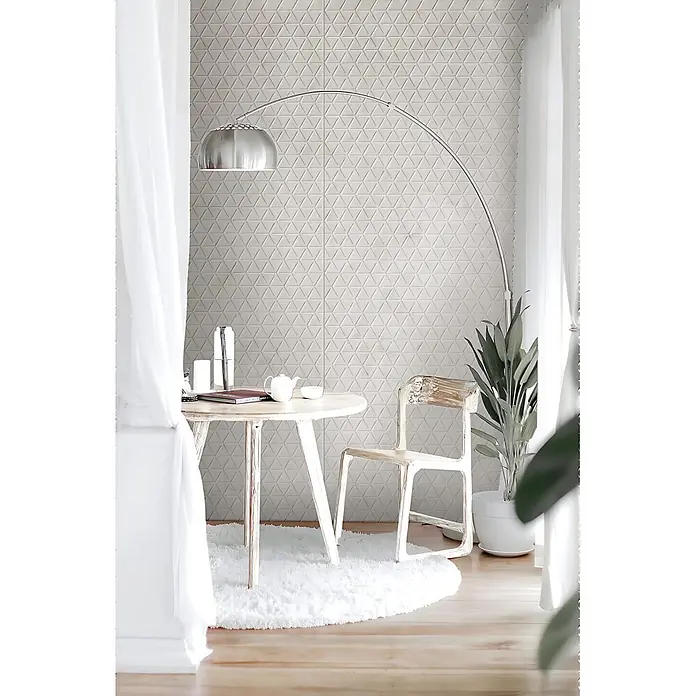 Wallface Wandpaneel 22720 CUBE VELVET Pearl Wandverkleidung in Leder Optik matt grau 2,60 m2 - 2.600 x 1.000 mm - Weiße 3D-Geometrie-Wandpaneele mit Dreiecksmuster, die einem modernen Raum Textur verleihen.