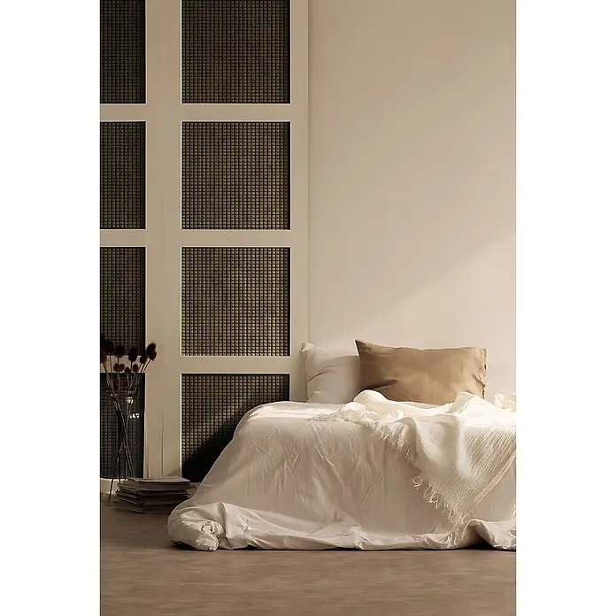 Wallface Wandpaneel 22713 SQUARE 2 VELVET Mocha Wandverkleidung Leder Optik matt braun 2,6 m2 - oliv-braun, 2.600 x 1.000 mm - Gemütliches Bett mit weißer Bettdecke, beigem Kissen und weißem Fransentuch, ansprechend in einem modernen Schlafzimmer arrangiert.