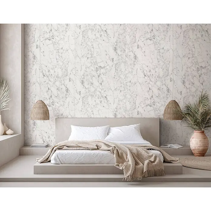 Wallface Wandpaneel 25545 MARBLE White Nature Wandpaneel in Marmor Optik matt weiß 2,6 m2 - grau, 2.600 x 1.000 mm - Weiße und graue Marmor-Effekt-Wandpaneele als elegante Kulisse in einem modernen Schlafzimmer.