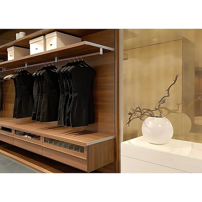 Wallface Wandpaneel 16982 LEGUAN Wandpaneel Glas-Optik Luxus Dekor gold braun 2,6 qm - 2.600 x 1.000 mm - Moderner begehbarer Kleiderschrank aus Holz mit schwarzen Kleidern, weißen Boxen und Schubladen mit Glasfronten.