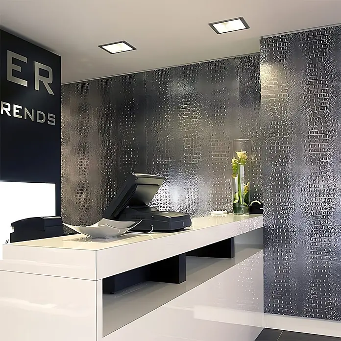 Wallface Wandpaneel 13521 CROCO Design Struktur Wand-Paneel 3D Verkleidung silber 2,60 qm - schwarz, 2.600 x 1.000 mm - Schlanke weiße Empfangs- oder Kassentheke in einem modernen Ladenbereich, ausgestattet mit Display, Drucker und Deko-Vase.