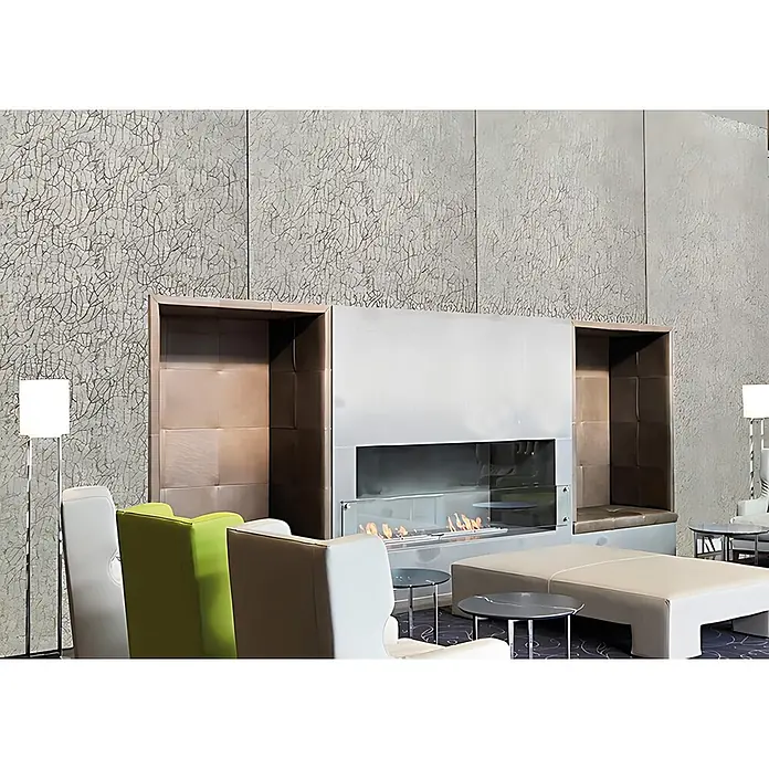 Wallface Wandpaneel 17037 DECO MONSOON Wandpaneel Abstrakt Design Platte silber 2,60 qm - braun, 2.600 x 1.000 mm - Moderner linearer Gaskamin mit eleganter Metallverkleidung und Glasumrandung, in eine strukturierte Wand in einer modernen Lounge integriert.