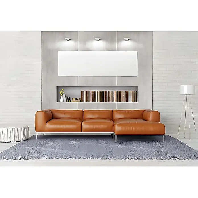Wallface Wandpaneel 19091 CEMENT LIGHT Wandpaneel Beton Zement Optik grau 2,60 qm - 2.600 x 1.000 mm - Braunes Leder-Ecksofa mit Metallbeinen in einem modernen Wohnzimmer.