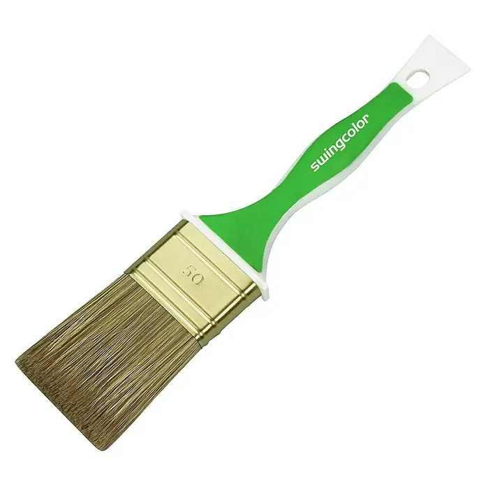 swingcolor Komfort Flachpinsel Lasur Ergo - Breite Borsten: 50 mm, Hollestermischung, Kunststoff - Nahaufnahme eines Swingcolor-Pinsels mit grünem Griff und goldenen Borsten, ideal für präzise Farbaufträge.