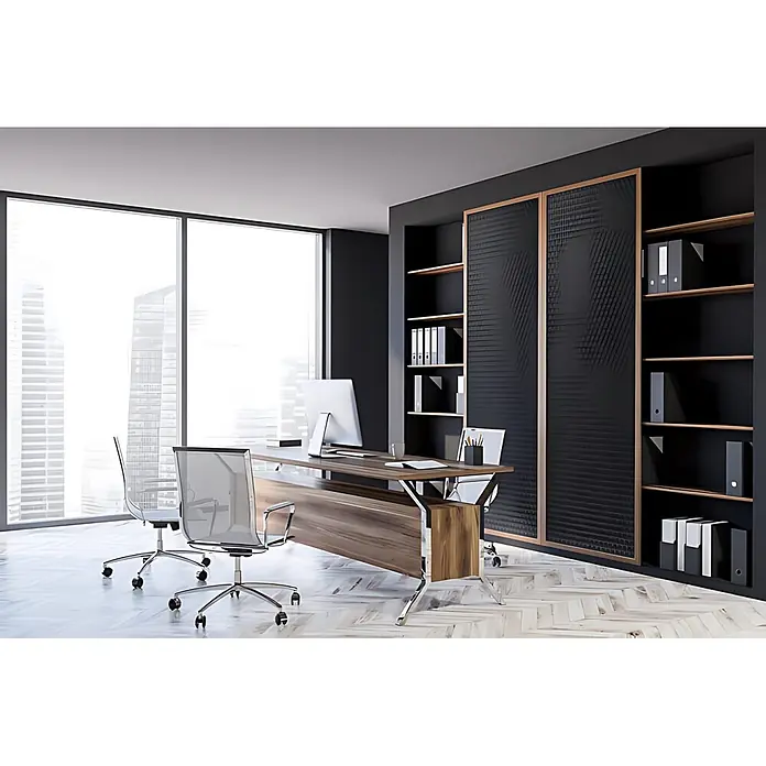 Wallface Wandpaneel 24953 RATTAN 20 Graphite Black Wandverkleidung 3D matt schwarz 2,6 m2 - 2.600 x 1.000 mm - Modernes Büro mit Holzschreibtisch, eleganten Stühlen und schwarzem Regal mit Holzdetails, Blick auf Stadtpanorama.