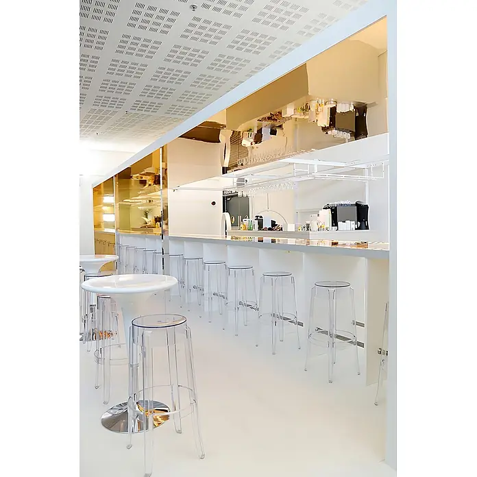 Wallface Wandpaneel 25078 Gold Wandverkleidung mit Spiegel-Optik spiegelnd gold 2,6 m2 - 2.600 x 1.000 mm - Moderne Bar mit transparenten Acryl-Barhockern und kleinen transparenten Tischen.