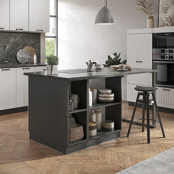 Vicco Inselküche Fame-Line Weiß Landhaus/Anthrazit mit Schublade, ohne Arbeitsplatte - Breite: 90 cm, Weiß Landhaus, Ohne Elektrogeräte - Eine dunkelgraue Kücheninsel mit gesprenkelter Arbeitsplatte, offenen Regalen, integriertem Kochfeld und Bartheke mit Hocker.