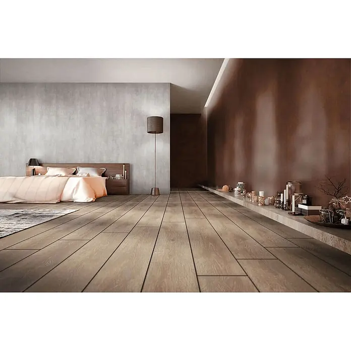 Wallface Wandpaneel 25548 Corten Nature Wandverkleidung im Used look matt braun 2,6 m2 - rot-braun, 2.600 x 1.000 mm - Modernes Schlafzimmer mit hellem Holzplankenboden, großem Bett mit pfirsichfarbener Bettwäsche und Deko-Ablage.