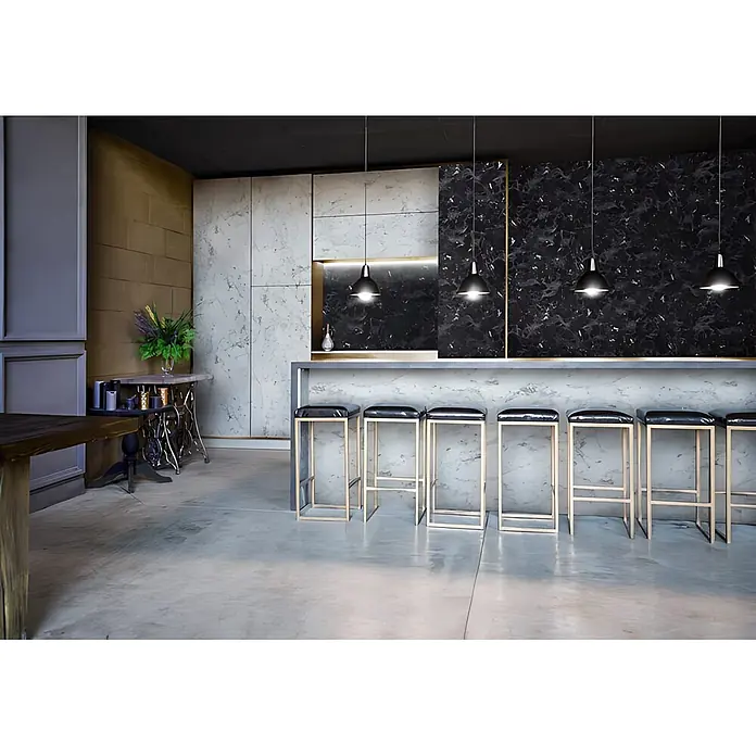 Wallface Wandpaneel 23099 MARBLE Black Wandverkleidung in Marmor Optik matt schwarz 2,60 m2 - grau, 2.600 x 1.000 mm - Moderner Barbereich mit schwarzen Marmorwänden, heller Marmorbar und goldgerahmten Barhockern mit schwarzen Polstern.