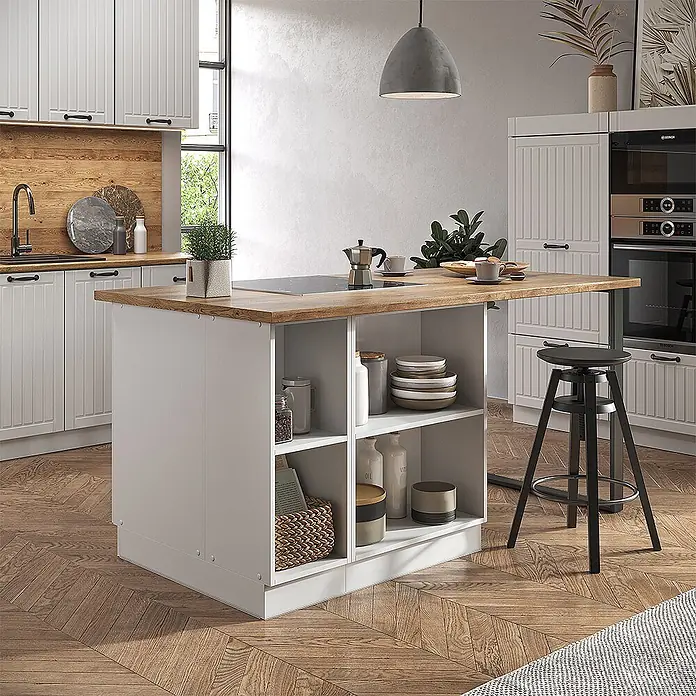 Vicco Inselküche Fame-Line Weiß Landhaus/Weiß mit Schublade, ohne Arbeitsplatte - Weiß Landhaus, Ohne Elektrogeräte - Weiße Kücheninsel mit heller Holzarbeitsplatte, integriertem Kochfeld und offenen Regalen, in einer modernen Küche.