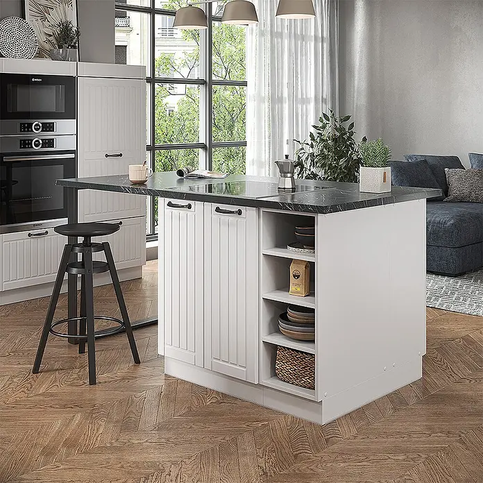 Vicco Inselküche Fame-Line Weiß Landhaus/Weiß ohne Arbeitsplatte - Weiß Landhaus, Ohne Elektrogeräte - Weiße Kücheninsel mit dunkler Arbeitsplatte, vertäfelten Türen und offenen Regalen, mit Barhocker in moderner Küche.
