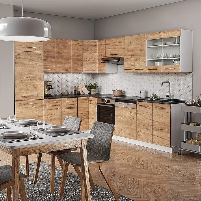 Vicco Eckküche Fame-Line Goldkraft Eiche/Weiß ohne Arbeitsplatte - Goldkraft Eiche, Ohne Elektrogeräte - L-förmige Küche mit Holzoptik-Schränken, dunkler Arbeitsplatte, weißen Fischgrätfliesen und Einbaugeräten.