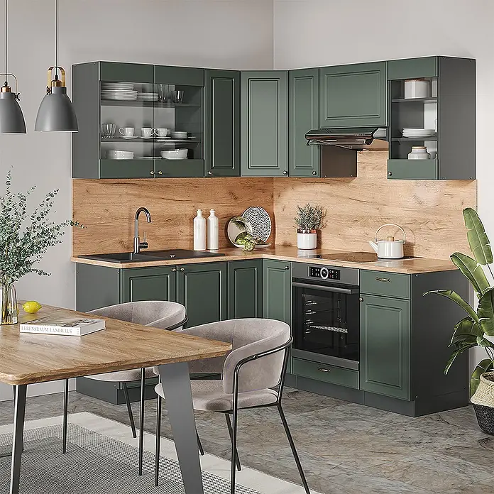 Vicco Eckküche Fame-Line Grün-Gold Landhaus/Anthrazit, AP Eiche - Grün-Gold Landhaus, Ohne Elektrogeräte - Moderne dunkelgrüne Küche mit Holz-Arbeitsplatten und -Rückwand, integrierten Geräten und Esstisch in einem zeitgenössischen Ambiente.