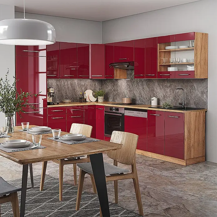 Vicco Eckküche Fame-Line Bordeaux Hochglanz/Goldkraft Eiche ohne Arbeitsplatte - B x T: 287 x 46 cm, Bordeaux Hochglanz, Ohne Elektrogeräte - Moderne L-förmige Küche mit hochglänzenden roten Schränken, Holz-Arbeitsplatten und offenen Regalen, integrierten Geräten, im Essbereich.