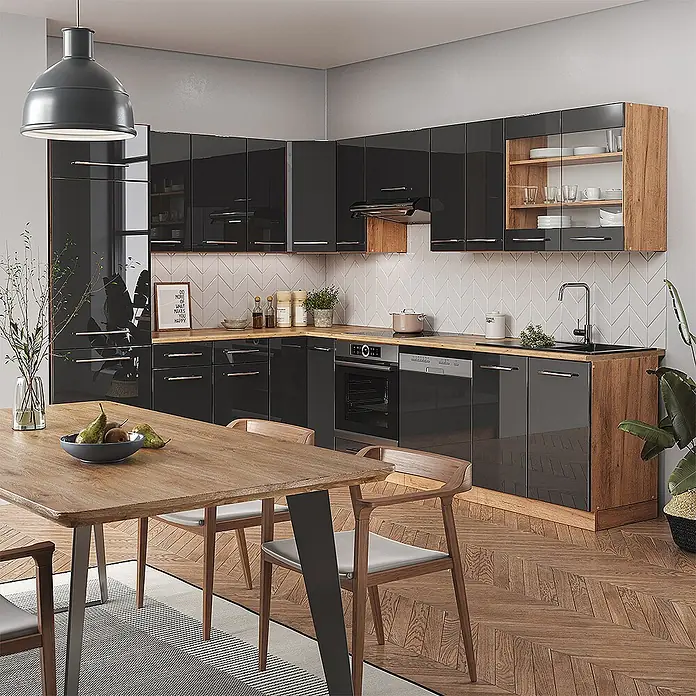 Vicco Eckküche Fame-Line Anthrazit Hochglanz/Goldkraft Eiche, AP Marmor - B x T: 287 x 60 cm, Anthrazit Hochglanz, Ohne Elektrogeräte - Moderne L-förmige Küche mit hochglänzenden schwarzen Schränken, Holzdetails und integrierten Geräten, Esstisch im Vordergrund.