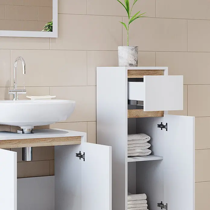 Vicco Badmöbel-Set Emma Weiß/Sonoma 3 Teile, mit Midischrank - Gesamtbreite Badmöbel: 88 cm, Weiß, Matt - Weißer Badezimmerunterschrank mit Waschbecken und hohem Hochschrank, mit hellen Holzdetails, geöffneten Türen und einer Schublade, die Handtücher zeigt.