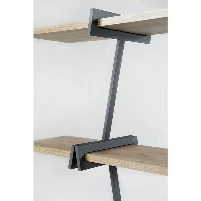 Phönix Holzregal Babylon - H x B x T: 134 x 120 x 30 cm, Traglast pro Boden: 10 kg, Anzahl Böden: 4 Stk., Schrauben, Tobacco Oak / Schwarz matt - Detailaufnahme eines modernen Bücherregals mit Holzregalböden und dunklen Metallstützen, das elegantes Design und Funktionalität vereint.