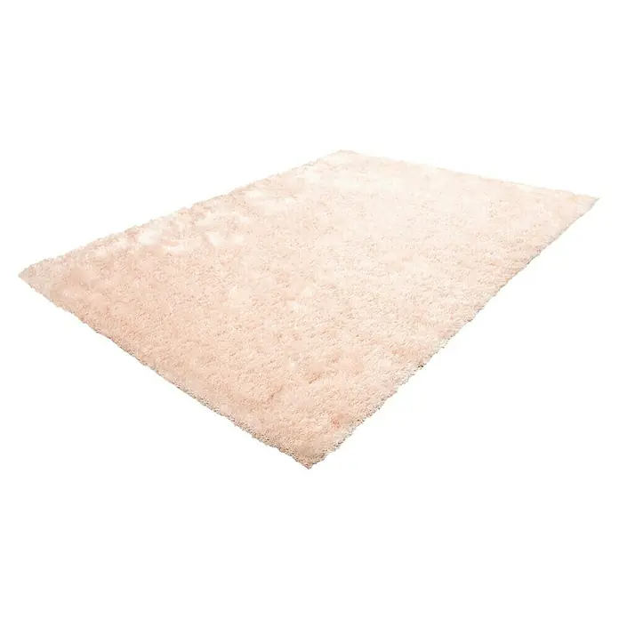 Kayoom Hochflorteppich Diamond - Puderrosa, 230 x 160 cm, 100 % Polyester - Ein beiger, rechteckiger Hochflorteppich liegt diagonal auf einem weißen Untergrund und bietet eine weiche und stilvolle Ergänzung für jeden Raum.