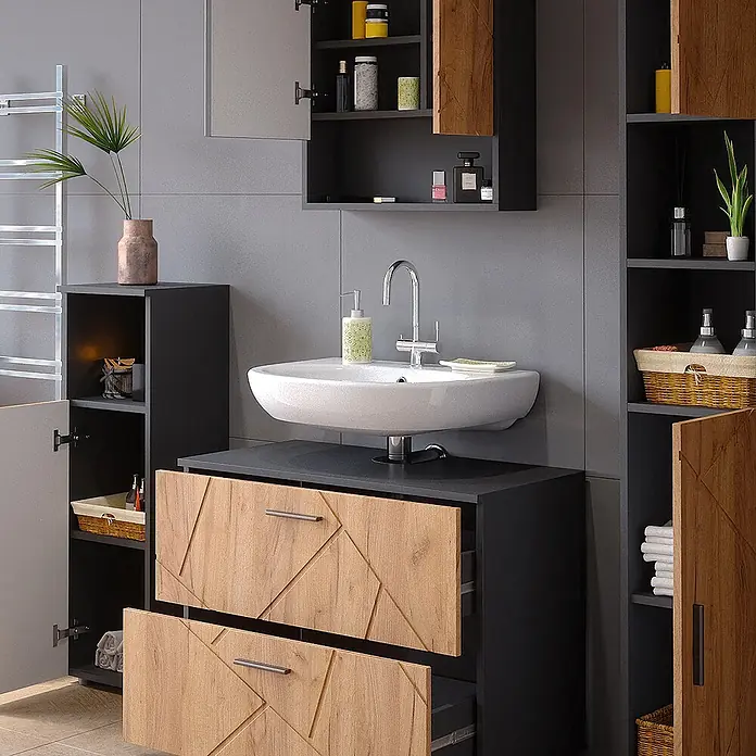Vicco Badmöbel-Set Irma Goldkraft Eiche 4 Teile, mit Schubladenschrank und Hochschrank - Gesamtbreite Badmöbel: 140 cm, Goldkraft Eiche, Matt - Modernes Badmöbel-Set mit dunkelgrauen Schränken und hellen Holzschubladen in geometrischem Muster, zentriert um ein weißes Waschbecken.