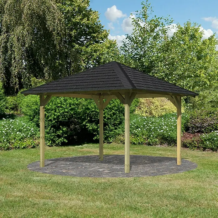 Karibu Pavillon Cordoba Set - 357 x 357 cm, Schwarz, Natur - Gartenpavillon mit dunklem Dach und hellen Holzpfosten auf einem gepflasterten Bereich, umgeben von Grün.
