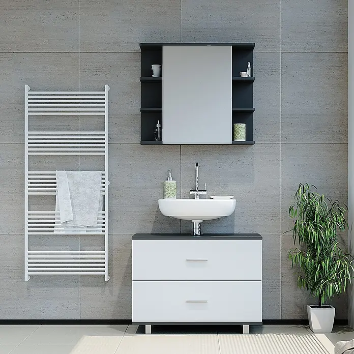 Vicco Badmöbel-Set Ilias Weiß/Anthrazit 2 Teile, Unterschrank 80 cm - Gesamtbreite Badmöbel: 80,2 cm, Weiß, Matt - Modernes Badezimmer mit weißem Handtuchwärmer, weißem Waschtisch mit Waschbecken und dunkler Arbeitsplatte sowie einem dunklen Spiegelschrank.