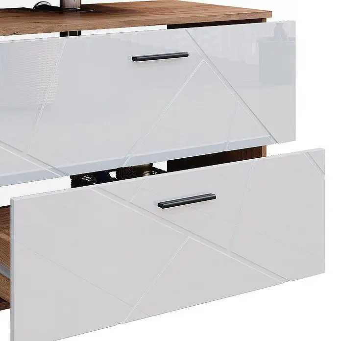 Vicco Badmöbel-Set Irma Weiß Hochglanz/Goldkraft Eiche 4 Teile - Gesamtbreite Badmöbel: 110 cm, Weiß Hochglanz, Glänzend - Weiße Hochglanzschubladen mit Geometriemuster & schwarzen Griffen. Eine Schublade offen, Holzinterieur sichtbar.