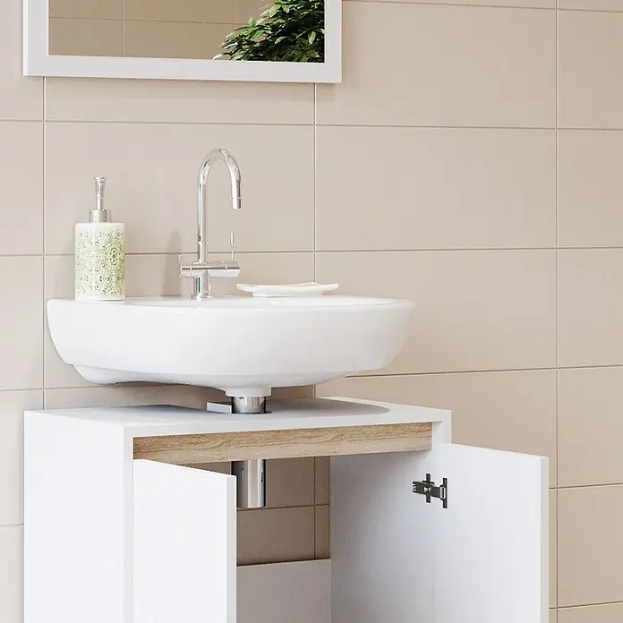 Badmöbel-Set Emma 60 cm Weiß Art.-Nr. 29823 -  - Weißer Badschrank mit Holzoptik-Platte, integriertem Waschbecken und offenen Türen, die Sanitärinstallationen zeigen.