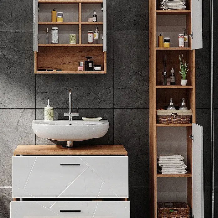 Vicco Badmöbel-Set Irma Weiß Hochglanz 3 Teile, mit Schubladenschrank und Hochschrank - Weiß Hochglanz, Glänzend - Eine moderne Badezimmereinrichtung mit weißen und hölzernen Möbeln, darunter ein Waschtisch, Waschbecken, Wandschrank und Hochschrank.