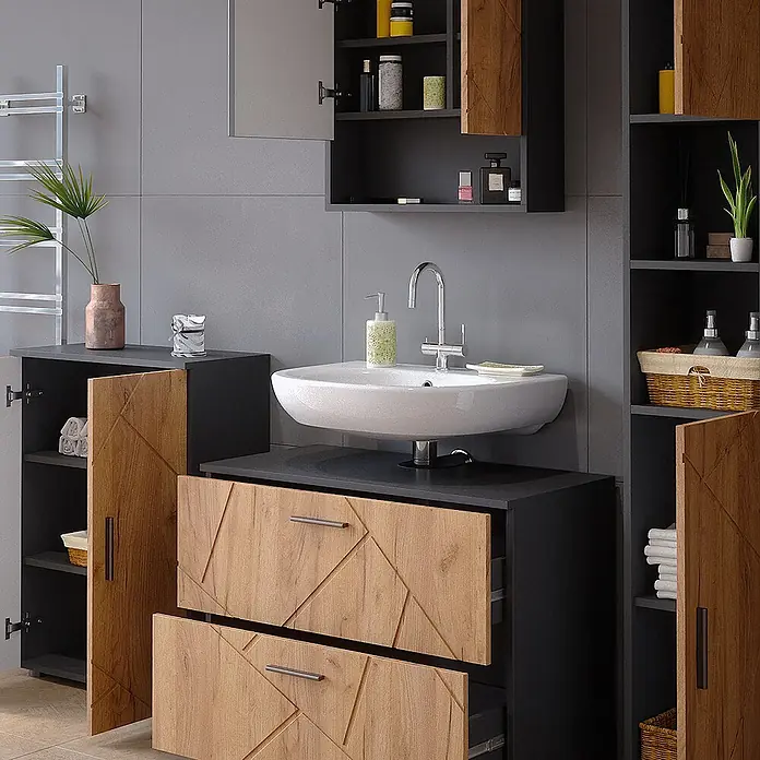 Vicco Badmöbel-Set Irma Goldkraft Eiche 4 Teile, mit Schubladenschrank und Midischrank - Goldkraft Eiche, Matt - Modernes Badmöbel-Set mit dunkelgrauen Rahmen und hellen Holzfronten mit geometrischem Muster, bestehend aus Waschtisch, Waschbecken und Schränken.