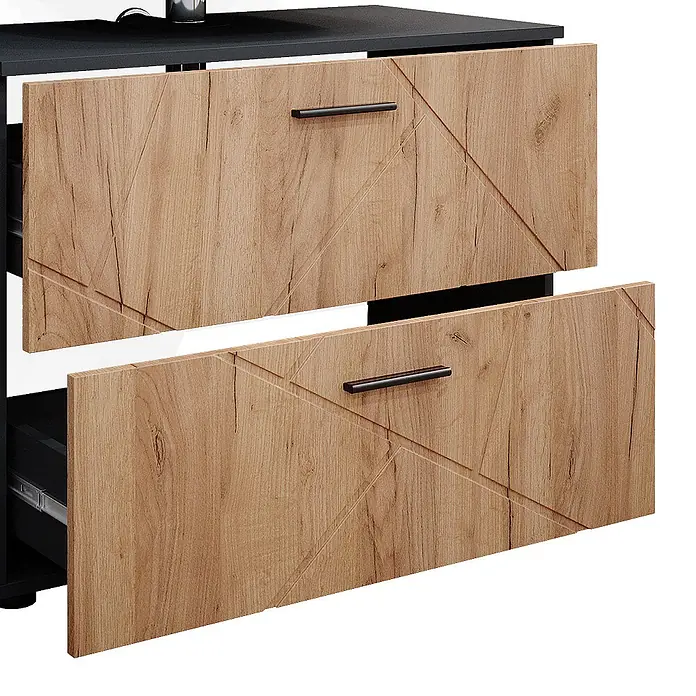 Vicco Badmöbel-Set Irma Goldkraft Eiche 3 Teile, mit Schubladenschrank und Midischrank - Goldkraft Eiche, Matt - Zwei geöffnete Schubladen einer modernen Holzoptik-Kommode mit schwarzen Griffen und geometrisch strukturierten Fronten, in einem schwarzen Rahmen.