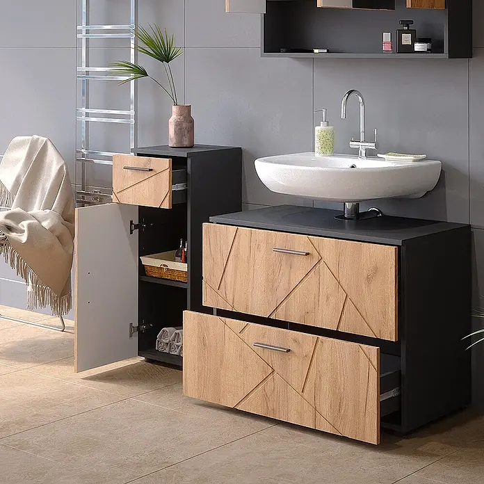 Vicco Badmöbel-Set Irma Goldkraft Eiche 3 Teile, mit Schubladenschrank und Midischrank - Goldkraft Eiche, Matt - Dunkelgrauer Badwaschtisch und Hochschrank mit hellen Holzfronten, geometrischem Muster und weißem Keramikwaschbecken.