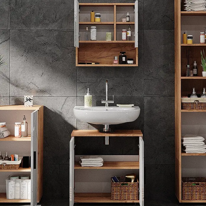 Vicco Badmöbel-Set Irma Weiß Hochglanz 4 Teile, mit Hochschrank und Kommode - Gesamtbreite Badmöbel: 150 cm, Weiß Hochglanz, Glänzend - Helle Holzbadmöbel und Waschtisch mit weißen Elementen, gefüllt mit Pflegeprodukten und Handtüchern in einem modernen Bad.