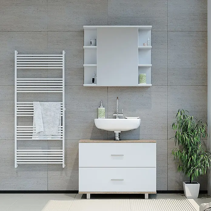 Vicco Badmöbel-Set Ilias Weiß/Sonoma 2 Teile, Unterschrank 80 cm - Gesamtbreite Badmöbel: 80,2 cm, Weiß, Matt - Modernes Badezimmer mit weißem Handtuchwärmer, weißem Waschtischunterschrank mit Holzplatte und Keramikwaschbecken sowie einem weißen Spiegelschrank.