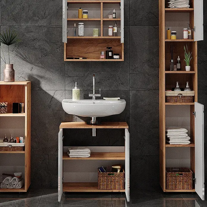 Vicco Badmöbel-Set Irma Weiß Hochglanz/Goldkraft Eiche 4 Teile, mit Hochschrank - Gesamtbreite Badmöbel: 120 cm, Weiß Hochglanz, Glänzend - Ein Badezimmermöbelset aus hellem Holz und Weiß mit Waschbecken, Wandschrank und Unterschränken vor einer dunkelgrauen Fliesenwand.