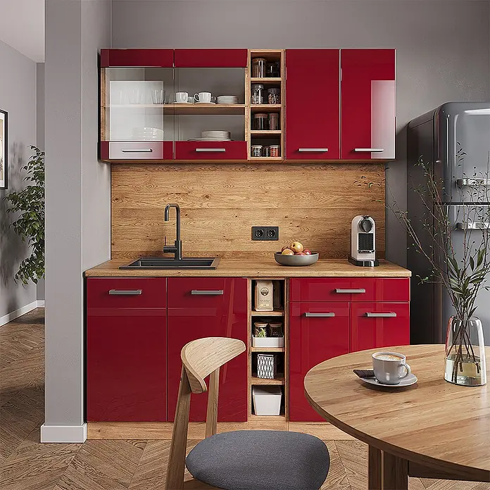 Vicco Singleküche R-Line Rot Hochglanz/Goldkraft Eiche ohne Arbeitsplatte - Rot Hochglanz, Ohne AP - Moderne Küche mit glänzenden roten Schränken, Holzrückwand und Arbeitsplatten, inklusive Spüle und offenen Regalen.