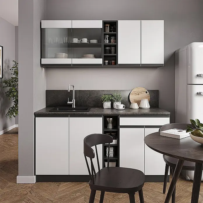 Vicco Singleküche R-Line Weiß/Anthrazit J-Shape, AP Eiche - Breite: 160 cm, Weiß, Mit AP Eiche - Moderne Küche mit weißen und dunkelgrauen Schränken, dunkler Arbeitsplatte und Spüle.