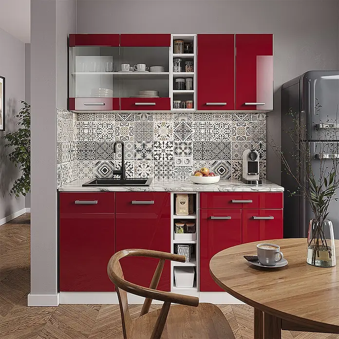 Vicco Singleküche R-Line Rot Hochglanz/Weiß, AP Marmor - Rot Hochglanz, Mit AP Marmor - Glänzende rote Küchenschränke mit weißer Marmor-Arbeitsplatte, integrierter Spüle und offenen Regalen in einer modernen Küche.
