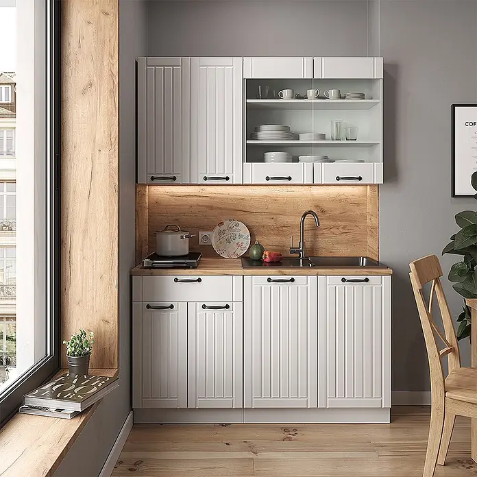 Vicco Singleküche Fame-Line Weiß Landhaus/Weiß, AP Marmor - Weiß Landhaus, Mit AP Marmor - Weiße Küchenschrank-Garnitur mit Holz-Arbeitsplatte und Rückwand, inklusive Spüle und Kochfeld, in moderner Küche.