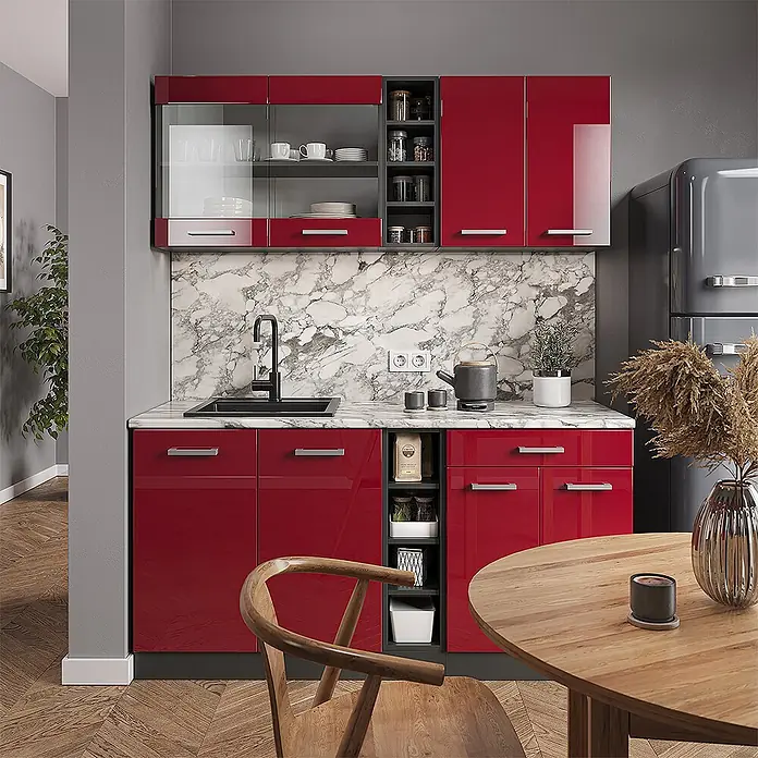 Vicco Singleküche R-Line Rot Hochglanz/Anthrazit, AP Anthrazit - Rot Hochglanz, Mit AP Anthrazit - Moderne Küche mit glänzend roten Schränken, Arbeitsplatte in weißer Marmoroptik, integrierter Spüle und offenen Regalen.