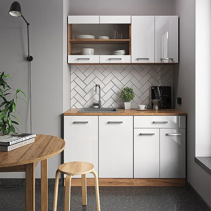 Vicco Singleküche R-Line Weiß Hochglanz/Goldkraft Eiche, AP Marmor - Breite: 140 cm, Weiß Hochglanz, Mit AP Marmor - Moderne weiße Hochglanz-Küchenschränke mit Arbeitsplatte und Spüle aus Holz, in kompakter Küchenumgebung.