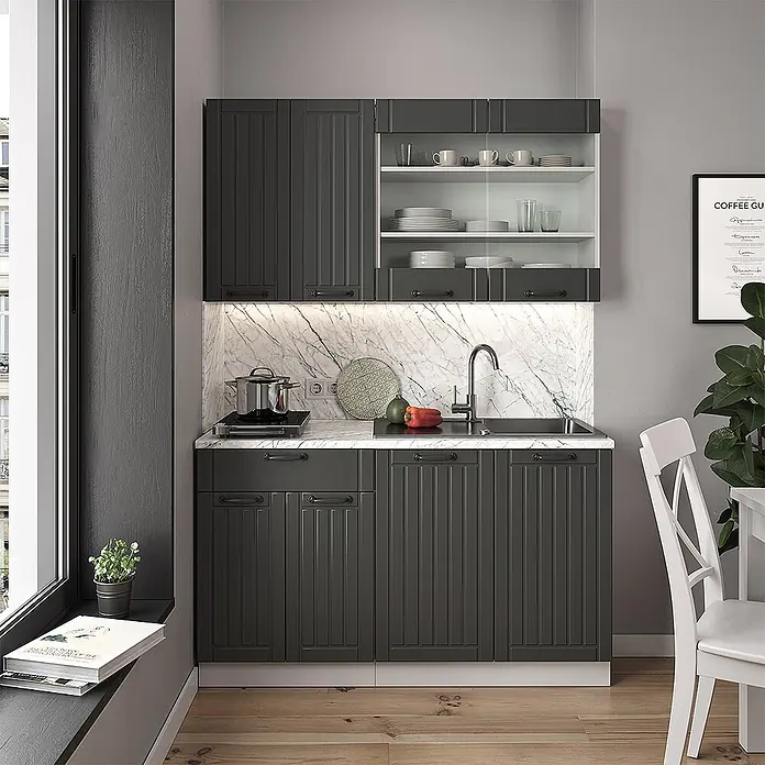 Vicco Singleküche Fame-Line Anthrazit Landhaus/Weiß, AP Eiche - Breite: 140 cm, Anthrazit Landhaus, Mit AP Eiche - Dunkelgraues Küchenschranksystem mit gerillten Türen, einer weiß marmorierten Arbeitsplatte, Spüle und offenen Regalen, in einer modernen Küche installiert.