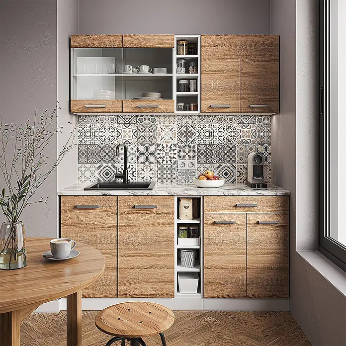 Vicco Singleküche R-Line Sonoma/Weiß ohne Arbeitsplatte - Sonoma, Ohne AP - Moderne Küchenzeile mit hellen Holzmaserungsschränken, Marmor-Arbeitsplatte, integrierter Spüle und gemusterter Fliesenrückwand.