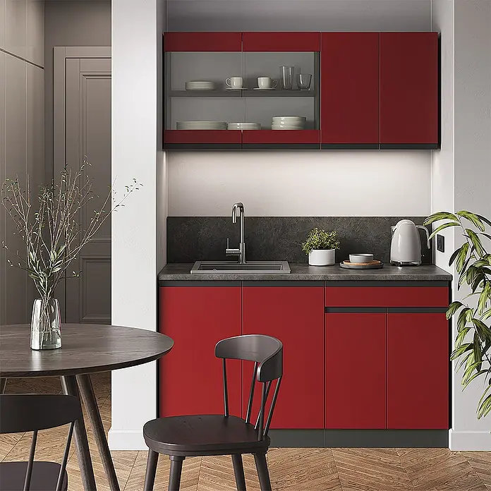 Vicco Singleküche R-Line Rot/Anthrazit J-Shape, AP Marmor - Rot, Mit AP Marmor - Moderne Küche mit leuchtend roten Unter- und Oberschränken, einer dunklen Arbeitsplatte und einer Spüle in einem kompakten Wohnraum.