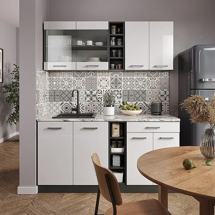 Vicco Singleküche R-Line Weiß Hochglanz/Anthrazit, AP Eiche - Breite: 160 cm, Weiß Hochglanz, Mit AP Eiche - Moderne weiße Hochglanz-Küchenschränke mit dunkelgrauen Griffen und offenen Regalen, Spüle und gemusterter Rückwand.