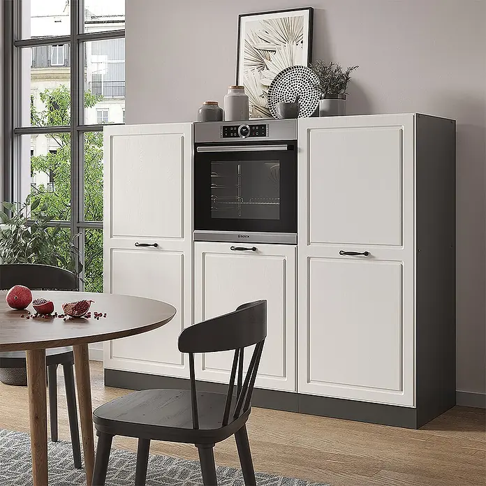 Vicco Küchenleerblock R-Line Weiß Landhaus/Anthrazit ohne Arbeitsplatte - Breite: 180 cm, Weiß Landhaus - Weiße Küchenzeile mit integriertem Bosch-Backofen aus Edelstahl und Glas, mit dunkelgrauem Sockel.