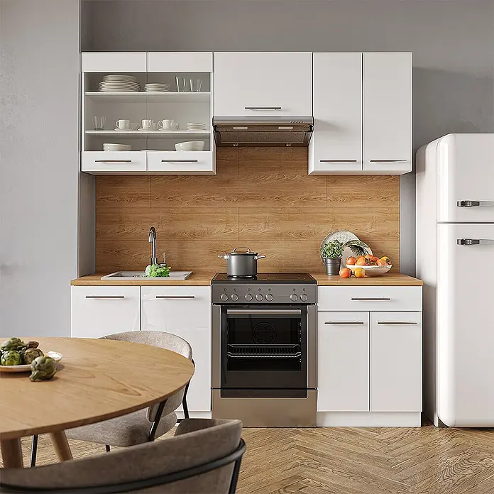 Vicco Küchenzeile Fame-Line Weiß Hochglanz/Weiß, AP Eiche - Weiß Hochglanz, Ohne Elektrogeräte - Moderne Küchenzeile mit weißen Schränken, Arbeitsplatte und Rückwand in Holzoptik, integriertem Ofen, Spüle und weißem Kühlschrank.