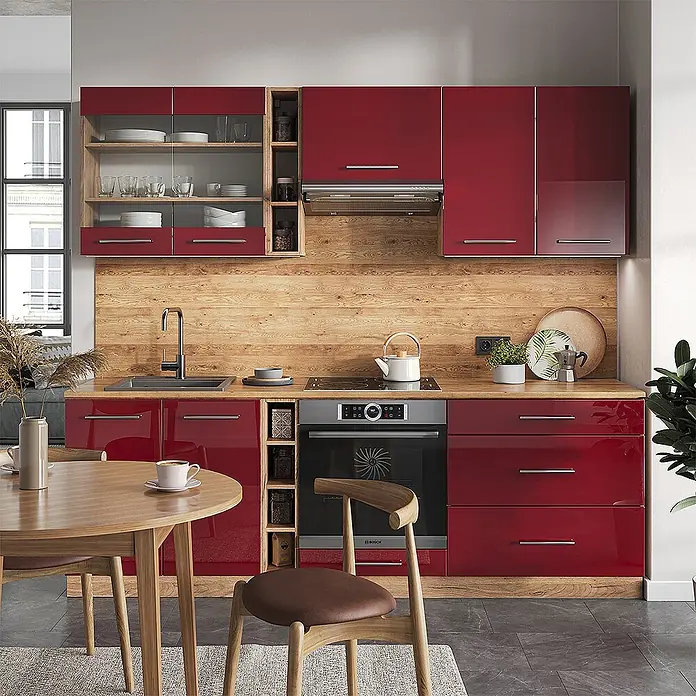 Vicco Küchenzeile Fame-Line Bordeaux Hochglanz/Goldkraft Eiche ohne Arbeitsplatte - Bordeaux Hochglanz, Ohne Elektrogeräte - Moderne Küche mit hochglänzenden roten Schränken, Holzarbeitsplatten und integrierten Geräten.
