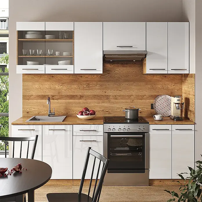 Vicco Küchenzeile Fame-Line Weiß Hochglanz/Goldkraft Eiche, AP Marmor - Weiß Hochglanz, Ohne Elektrogeräte - Moderne Küchenzeile mit weißen Hochglanzschränken, Holzwandverkleidung und Arbeitsplatte, ausgestattet mit Spüle, Herd und Dunstabzugshaube.
