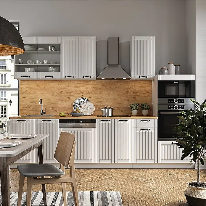 Vicco Küchenzeile Fame-Line Weiß Landhaus/Weiß mit Hochschrank, AP Anthrazit - Weiß Landhaus, Ohne Elektrogeräte - Moderne Küche mit hellen, cremefarbenen Paneelschranktüren, Arbeitsplatten in Holzoptik und schwarzen Griffen. Edelstahlgeräte und Essbereich sichtbar.